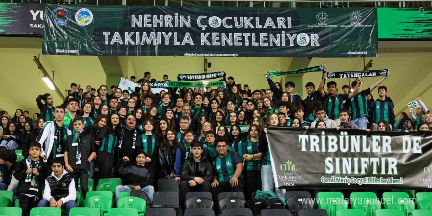 Başkan Alemdar, Sakaryaspor maçını minik tatangalarla izledi