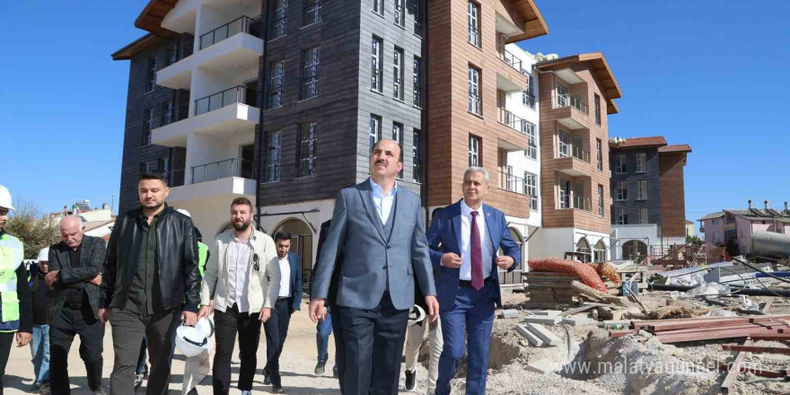 Başkan Altay Kadınhanı ilçe merkezindeki kentsel dönüşüm çalışmalarını inceledi