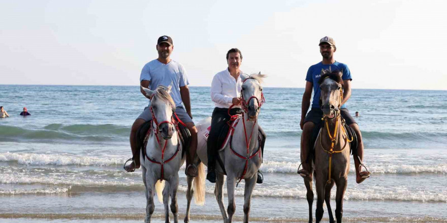 Başkan Aras Patara plajında at bindi