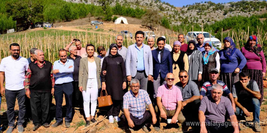 Başkan Atlı’ya köylü sorunlarını sazlı sözlü anlattı