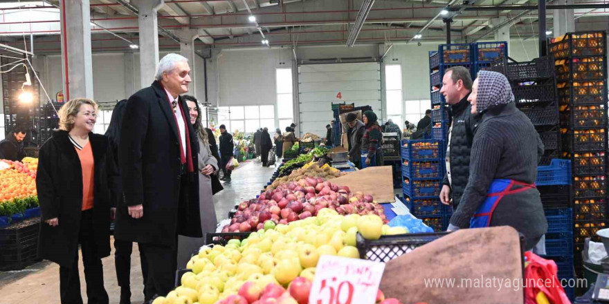 Başkan Bakkalcıoğlu pazar esnafını ziyaret etti