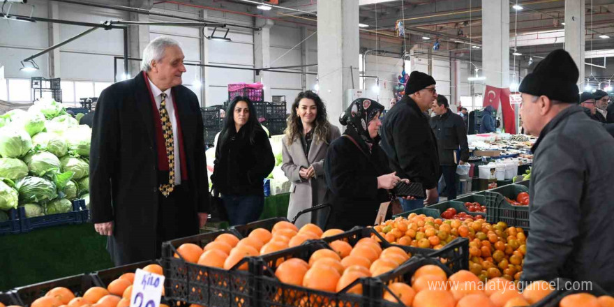 Başkan Bakkalcıoğlu pazar esnafını ziyaret etti