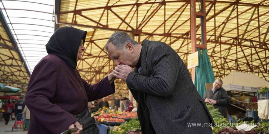 Başkan Balaban pazarda halkın sorunlarını dinledi