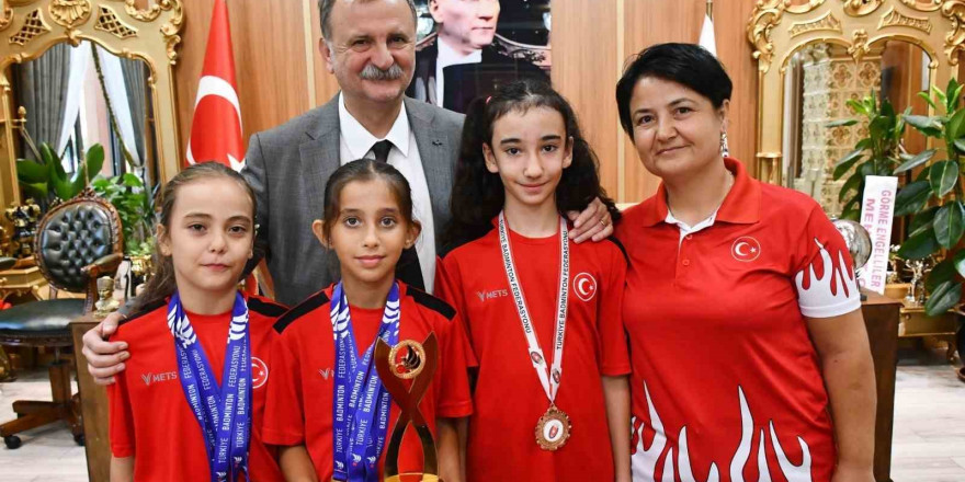 Başkan Balaban şampiyon milli sporcuları ödüllendirdi