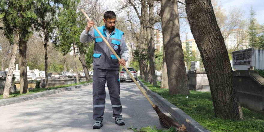 Başkan Büyükkılıç: “Mezarlıklarda bayram hazırlığını tamamladık”