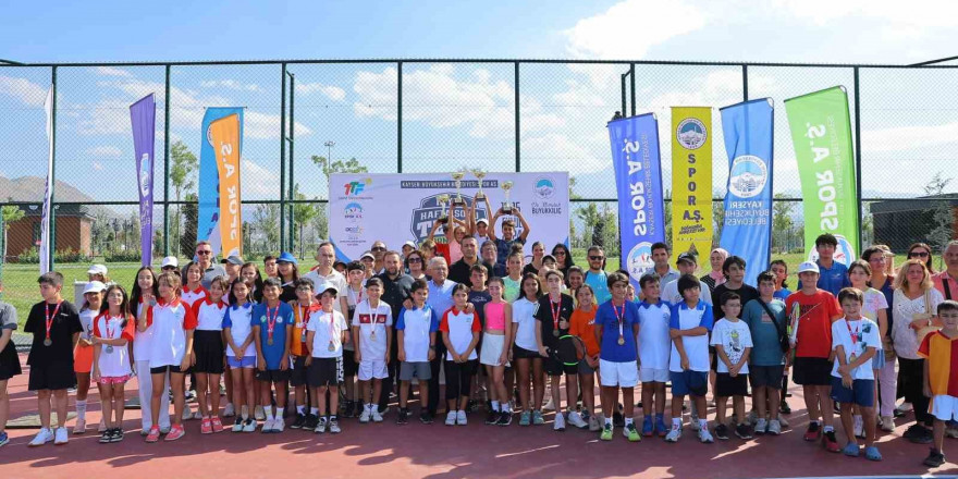 Başkan Büyükkılıç, Ulusal 12 Yaş Hafta Sonu Tenis Turnuvası’nda sporcularla buluştu