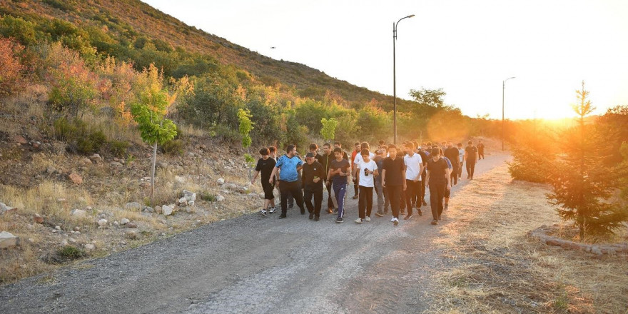 Başkan Büyükkılıç’tan Talas Gençlik Merkezi öğrencileriyle Ali Dağı’nda sabah sporu