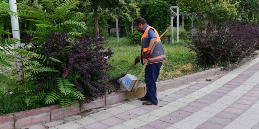 Başkan Çınar, sanayi sitesinde gerçekleşen temizlik çalışmalarını inceledi