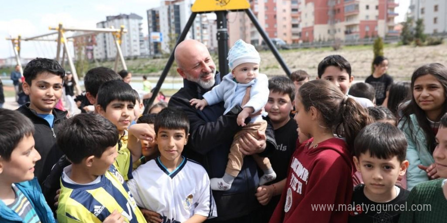 Başkan Çolakbayrakdar: “Çocuklar için bütün parklarda toprak alanlar yapıyoruz”