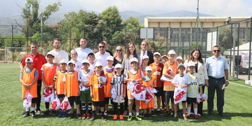 Başkan Durbay yaz futbol kursunda genç yeteneklerle buluştu