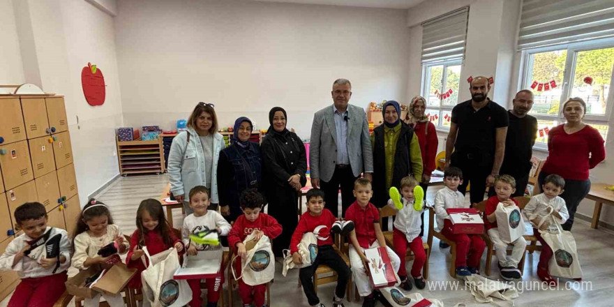 Başkan Elbi sözünü tuttu, Karabiga’daki tüm çocuklara ayakkabı hediye edildi