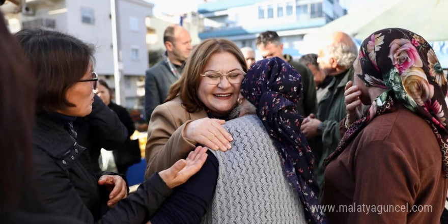 Başkan Gençay, pazarda vatandaşlarla buluştu