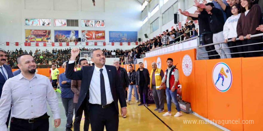 Başkan Toptaş, Cumhuriyet Spor Şöleni futsal finalini izledi