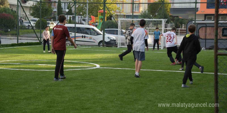 Başkan Türkel: “İlçemizdeki tüm halı sahalar yenilenecek”