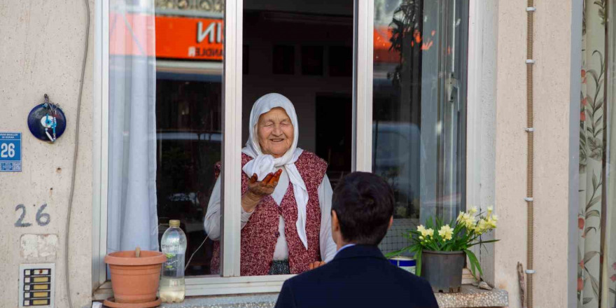 Başkan Ünlü: 'Büyüklerimize yaşamın ağırlığını hissettirmeyelim'