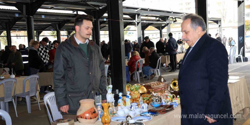 Başkan Yalçın’dan antika pazarı turu