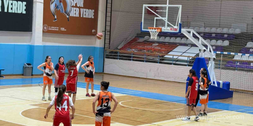 Basketbol U-16 Kulüp Kadınlar Müsabakaları sürüyor