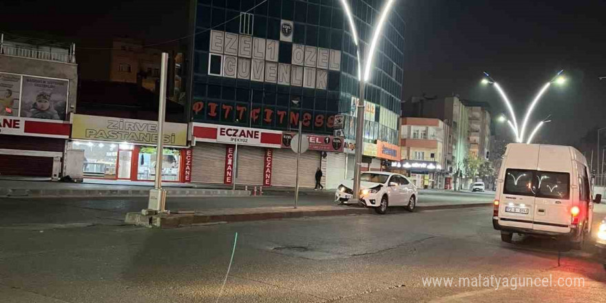 Batman’da araç sürücüsü aydınlatma direğine çarparak durabildi