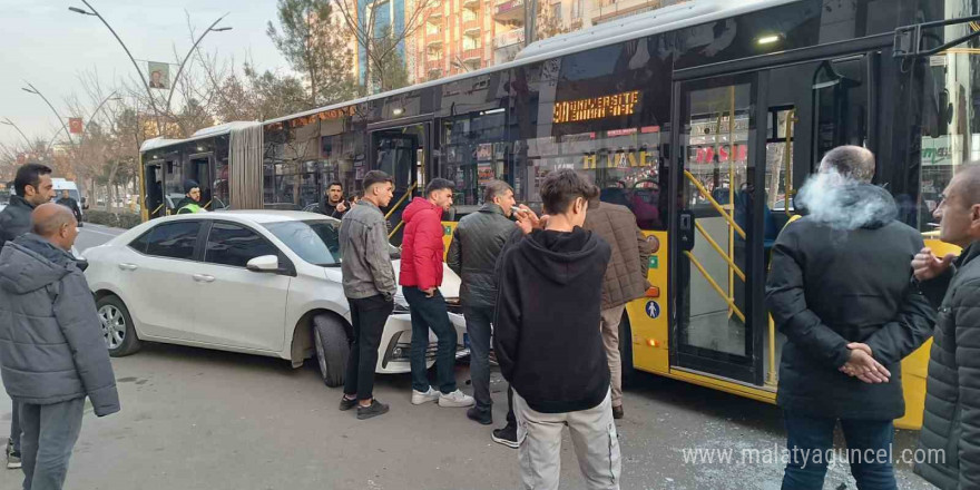 Batman’da belediye halk otobüsü ile otomobil çarpıştı