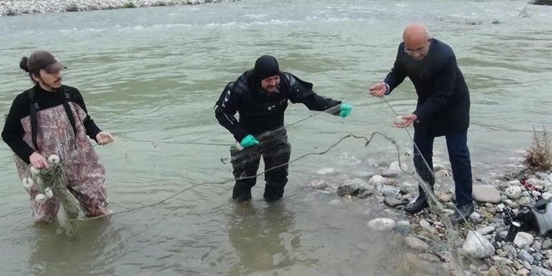 Batman’da çöpçü balığının korunması için çaylarda hayalet ağ temizliği yapıldı