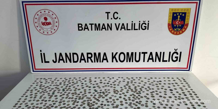 Batman’da ellerinde bulunan tarihi sikkeleri satmaya çalışan 2 kişi yakalandı