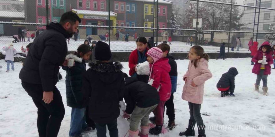 Batman’da kar yağışıyla birlikte çocuklar gönüllerince eğlendi