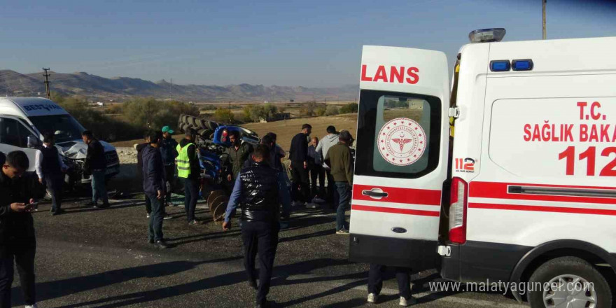 Batman’da minibüs ile traktör çarpıştı: 2’si ağır 5 yaralı