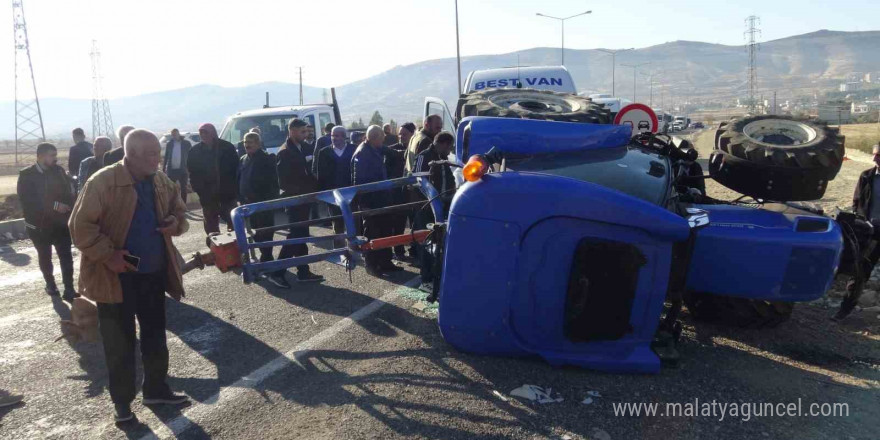 Batman’da minibüs ile traktör çarpıştı: 2’si ağır 5 yaralı