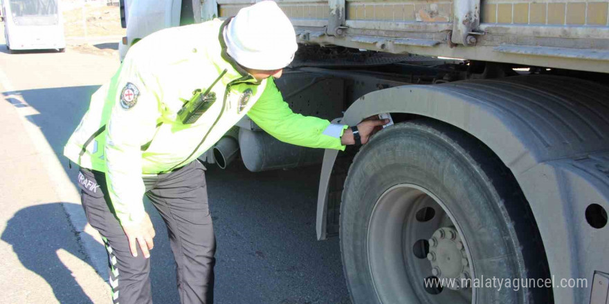 Batman’da trafik ekiplerinden ticari araçlarda kış lastiği denetimi