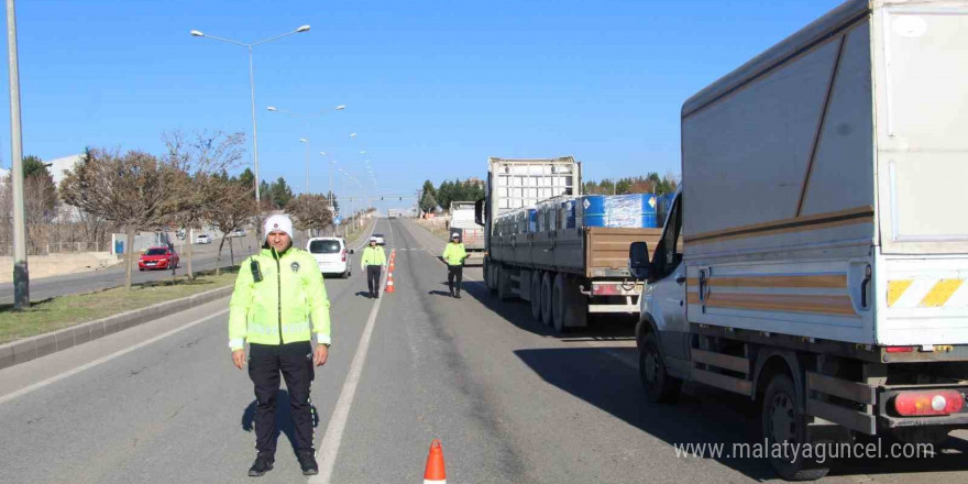 Batman’da trafik ekiplerinden ticari araçlarda kış lastiği denetimi