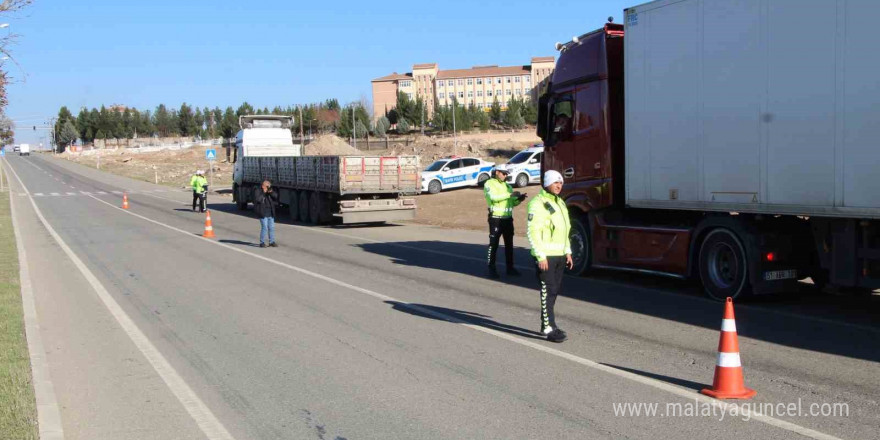 Batman’da trafik ekiplerinden ticari araçlarda kış lastiği denetimi