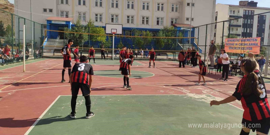 Batman’da voleybol turnuvasında kızlar ve erkekler aynı takımda oynadı