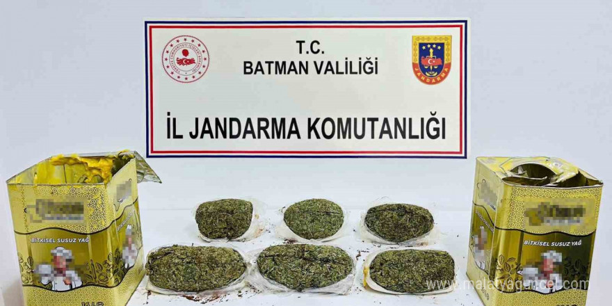 Batman’da yağ tenekeleri içinde 5 kilo 800 gram kubar esrar ele geçirildi