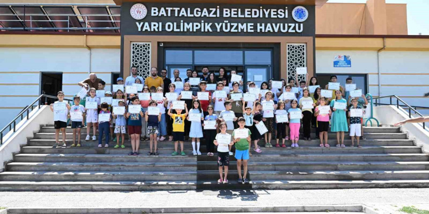 Battalgazi Belediyesi’nin 'Yüzme Bilmeyen Kalmasın' projesiyle 110 çocuk yüzmeyi öğrendi