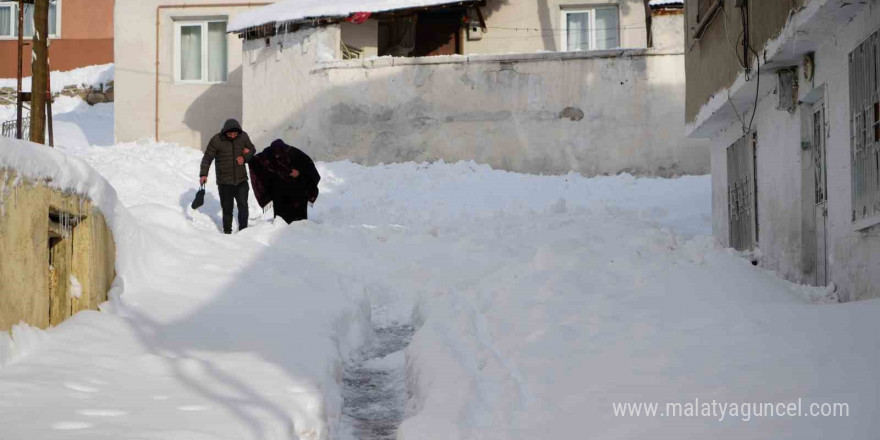 Bayburt Bayburt olalı böyle kar görmedi: Kuşlar dondu, otoparkın çatısı çöktü, buz sarkıtları oluştu