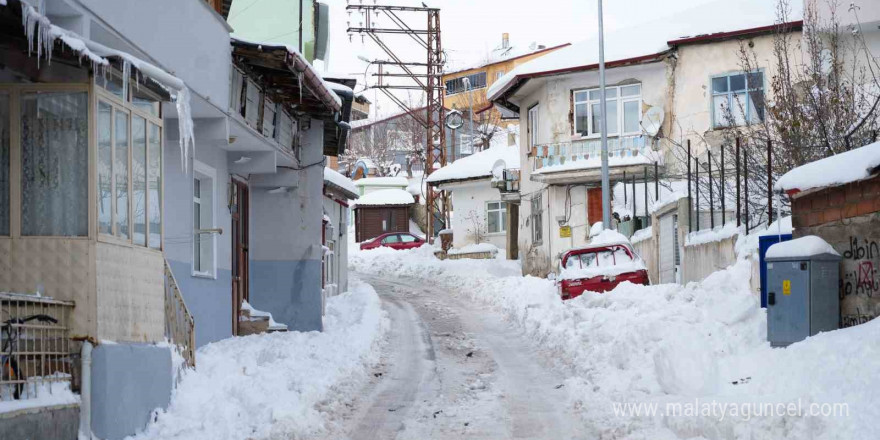 Bayburt Bayburt olalı böyle kar görmedi: Kuşlar dondu, otoparkın çatısı çöktü, buz sarkıtları oluştu