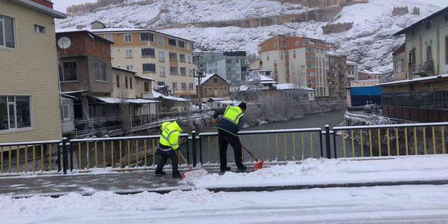 Bayburt Belediyesinin yoğun kar mesaisi devam ediyor