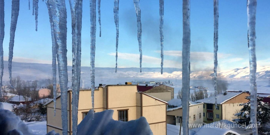 Bayburt buz tuttu; Çatı saçaklarındaki buz sarkıtları ekiplerce temizleniyor