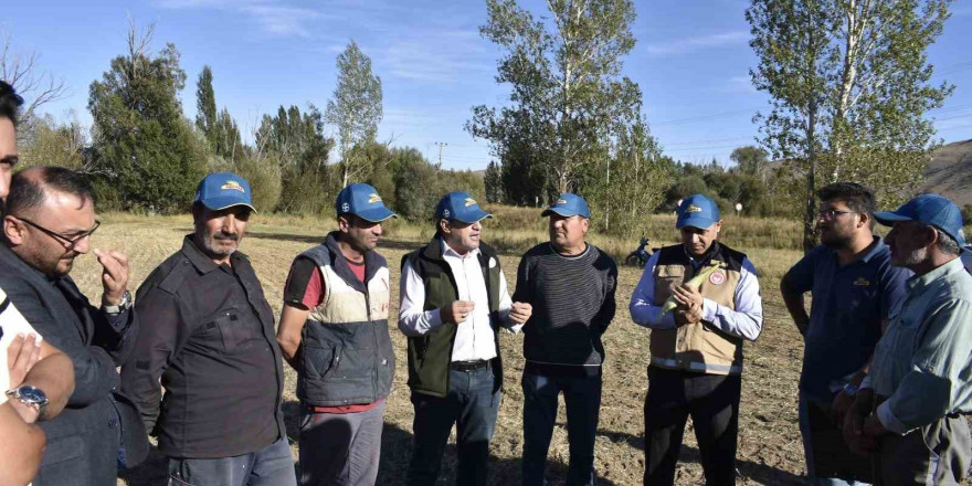 Bayburt çiftçisi tarlada bilgilendirildi