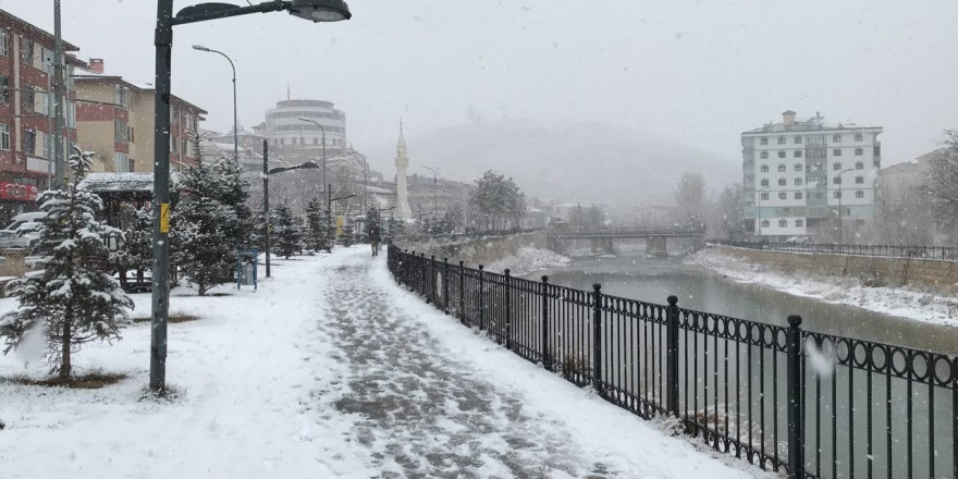 Bayburt güne kar yağışıyla uyandı