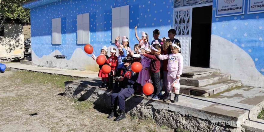 Bayburt jandarmasından ’Cumhuriyetin Çocuklarına’ film tadında 29 Ekim sürprizi