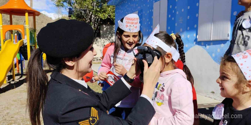 Bayburt jandarmasından ’Cumhuriyetin Çocuklarına’ film tadında 29 Ekim sürprizi