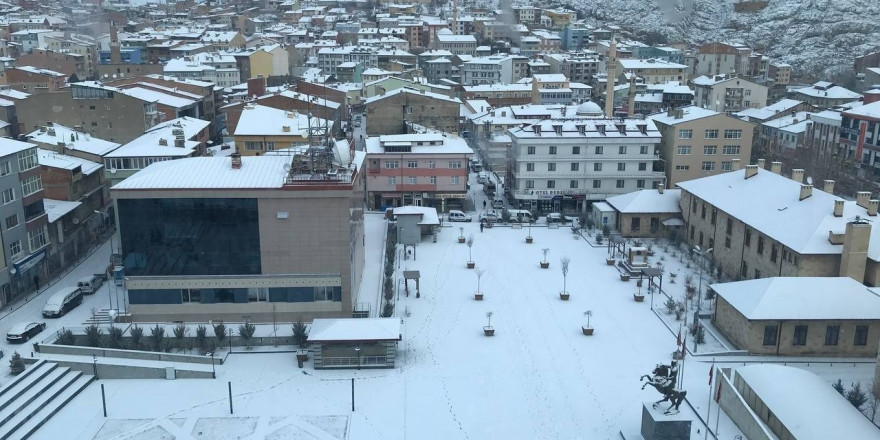 Bayburt pazar gününe kar yağışıyla uyandı