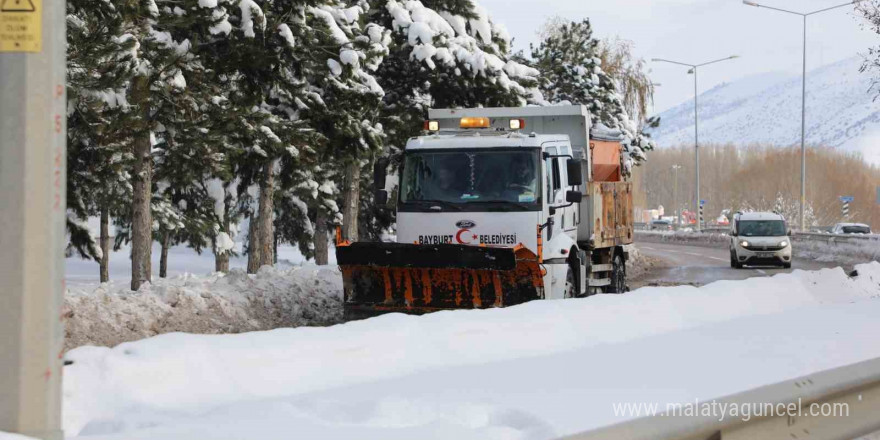 Bayburt şehir merkezinde karla mücadele devam ediyor