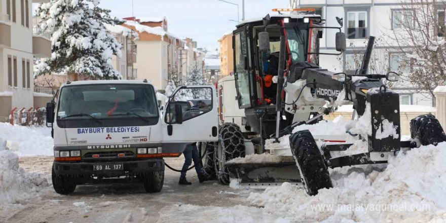 Bayburt şehir merkezinde karla mücadele devam ediyor