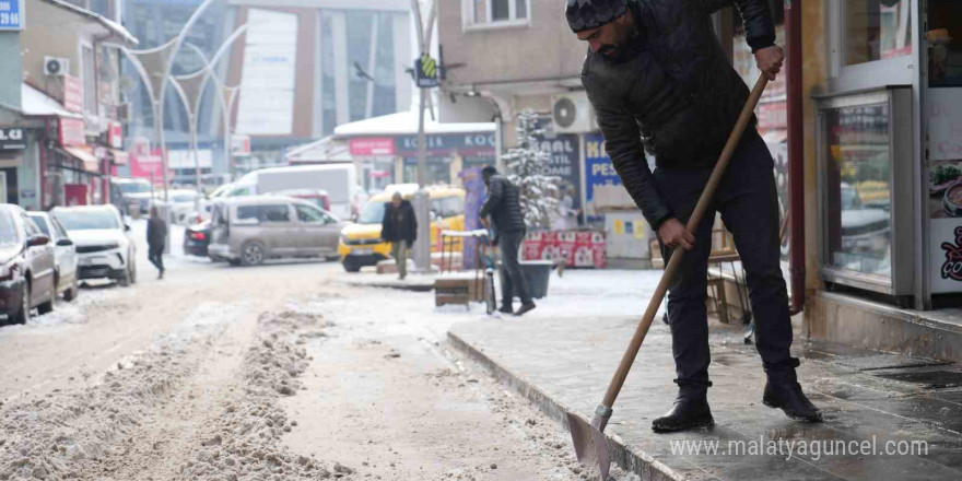 Bayburt’a yeni yılın ilk karının yağmasıyla kent beyaz örtüyle kaplandı