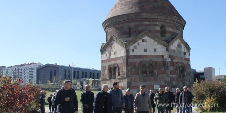 Bayburtlu emeklilere komşu il Erzurum’un tarihi mekanları gezdirildi