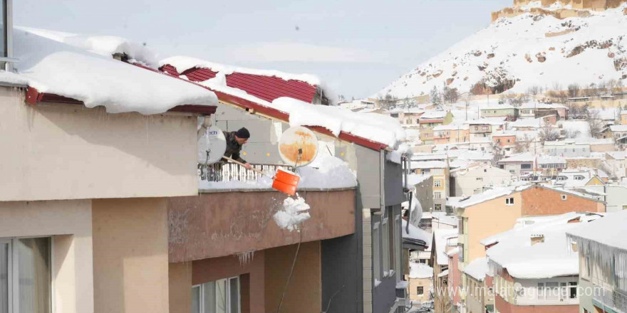 Bayburtlu vatandaşlar çatı ve balkonlarda biriken karları temizliyor