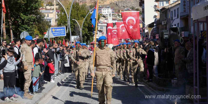 Bayburt’ta 29 Ekim Cumhuriyet Bayramı kutlamasına komandoların gösterisi damga vurdu