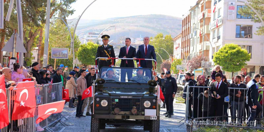 Bayburt’ta 29 Ekim Cumhuriyet Bayramı kutlamasına komandoların gösterisi damga vurdu